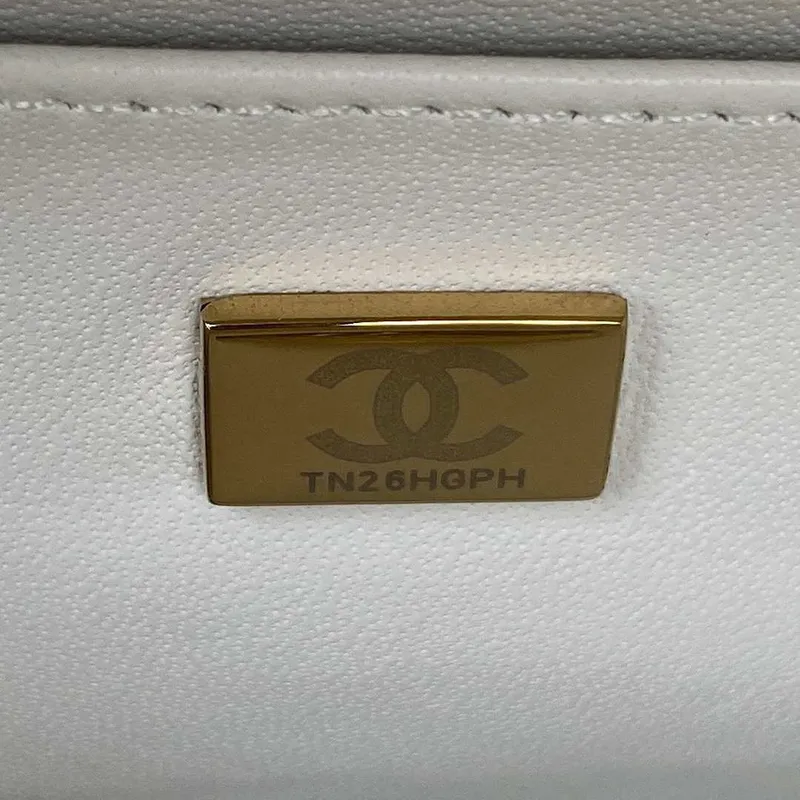 Chanel AS3344 Malá kosmetická taštička z telecí kůže a zlatého kovu, bílá