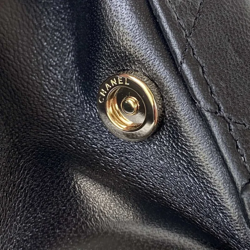 Chanel AS3344 Malá kosmetická taštička z telecí kůže a zlatého kovu, černá