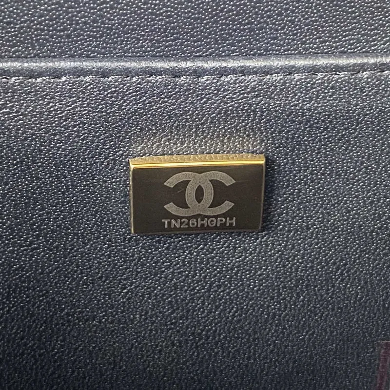 Chanel AS3344 Malá kosmetická taštička z telecí kůže a zlatého kovu, černá