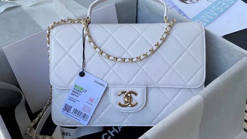Chanel CC AS2681 — Bílá taška s klopou a horním uchem z telecí kůže