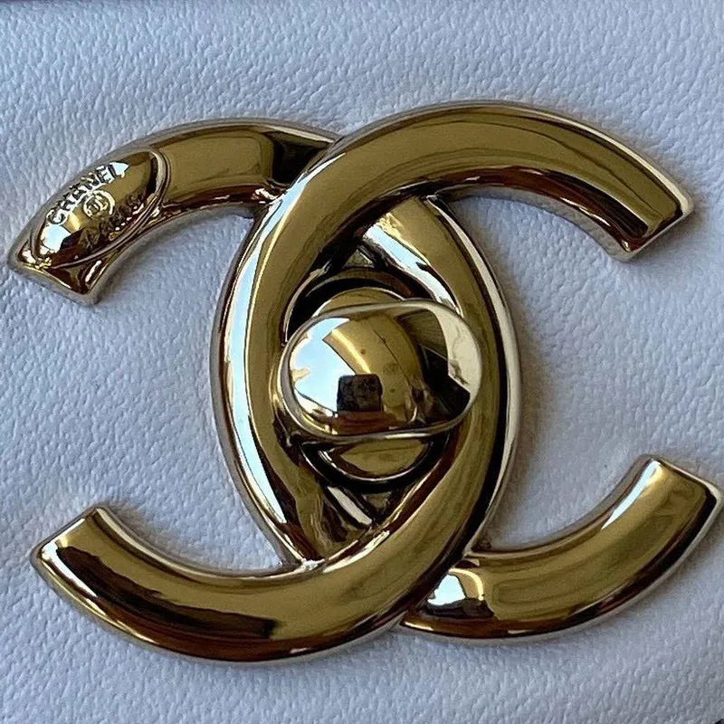 Chanel CC AS2681 Taška s klopou a horním uchem z telecí kůže, bílá