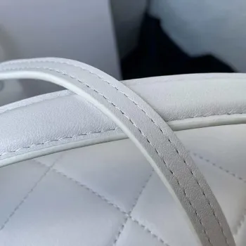 Chanel CC AS2681 Taška s klopou a horním uchem z telecí kůže, bílá