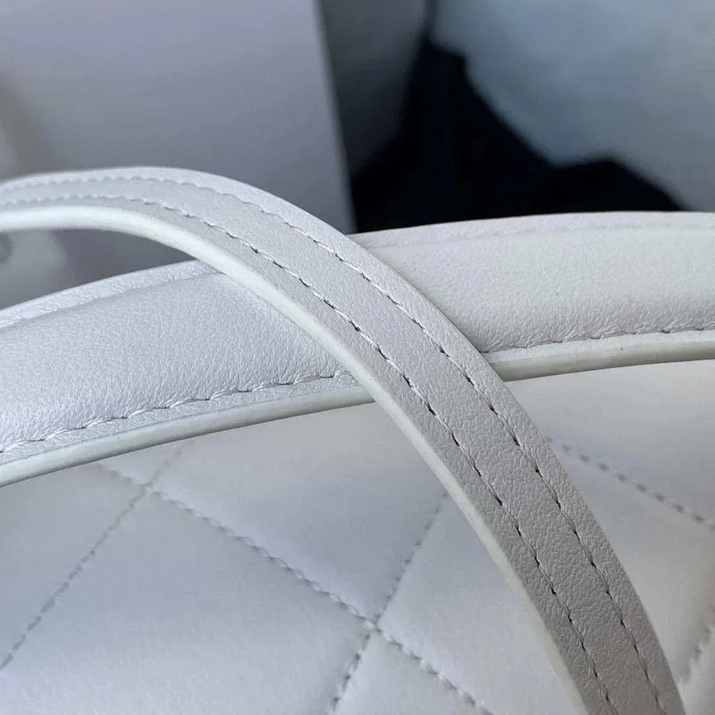 Chanel CC AS2681 Taška s klopou a horním uchem z telecí kůže, bílá