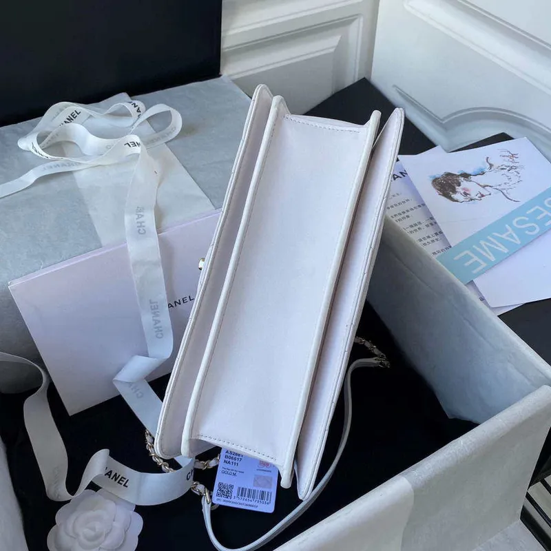 Chanel CC AS2681 Taška s klopou a horním uchem z telecí kůže, bílá