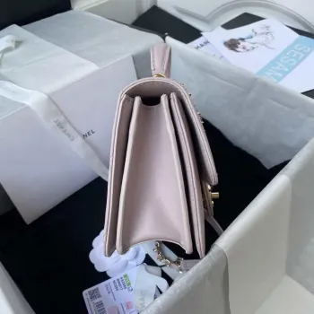 Malá kabelka Chanel s klopou a horním uchem z telecí kůže CC AS2680 světle růžová