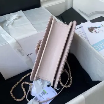 Malá kabelka Chanel s klopou a horním uchem z telecí kůže CC AS2680 světle růžová