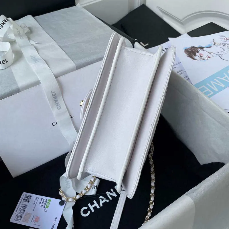 Malá kabelka Chanel s klopou a horním uchem z telecí kůže CC AS2680 bílá