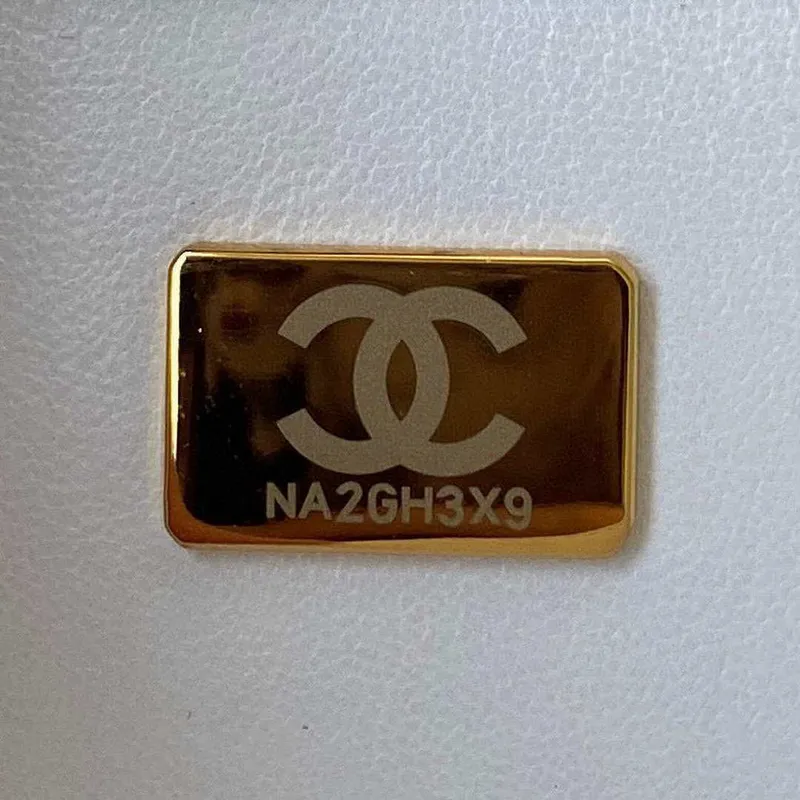 Malá kabelka Chanel s klopou a horním uchem z telecí kůže CC AS2680 bílá