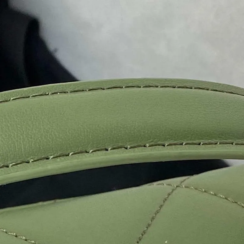 Malá kabelka Chanel s klopou a horním uchem, telecí kůže, CC AS2680, zelená