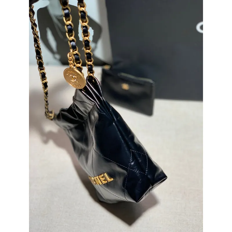 Chanel AS3260 22 Mini kabelka z lesklé telecí kůže, černá se zlatými detaily A86