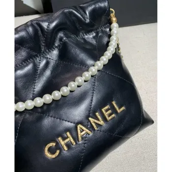 Chanel AS3260 22 Mini kabelka z telecí kůže s perlovým řetízkem, černá se zlatými detaily A90