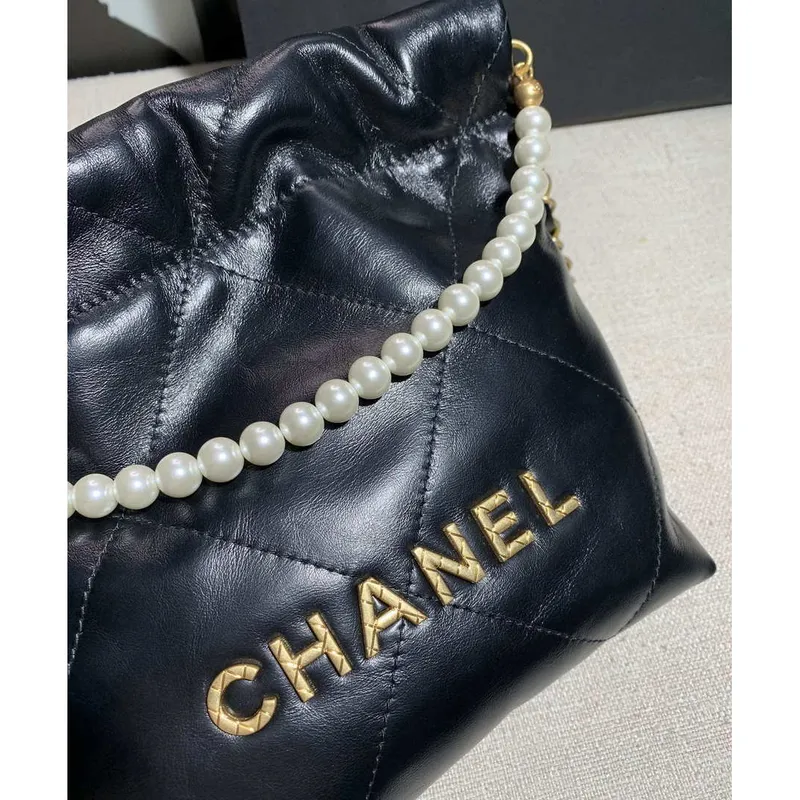 Chanel AS3260 22 Mini kabelka z telecí kůže s perlovým řetízkem, černá se zlatými detaily A90