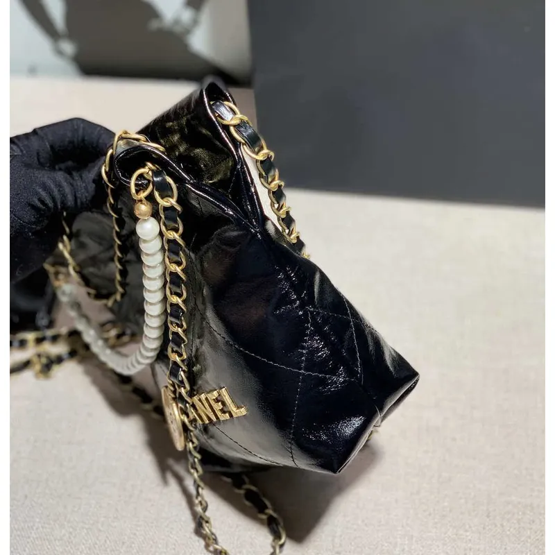 Chanel 22 Mini kabelka z lesklé telecí kůže AS3260 Perlový řetízek Černá se zlatem