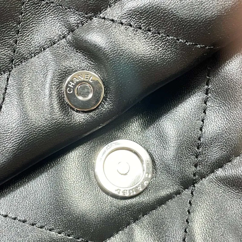 Chanel 22 Malá kabelka Lesklá telecí kůže AS3260 Černá s černým logem