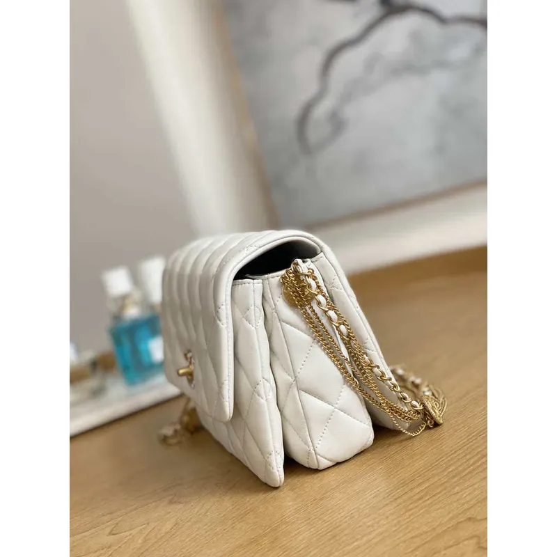 Chanel AS3378 MINI taška s klopou z jehněčí kůže, bílá