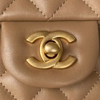 Chanel AS2431 Mini klopná taška z hnědé jehněčí kůže s horním uchem, zlatá
