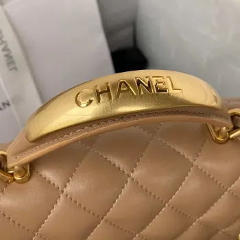 Chanel AS2431 Mini klopná taška z hnědé jehněčí kůže s horním uchem, zlatá