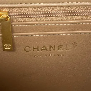 Chanel AS2431 Mini klopná taška z hnědé jehněčí kůže s horním uchem, zlatá