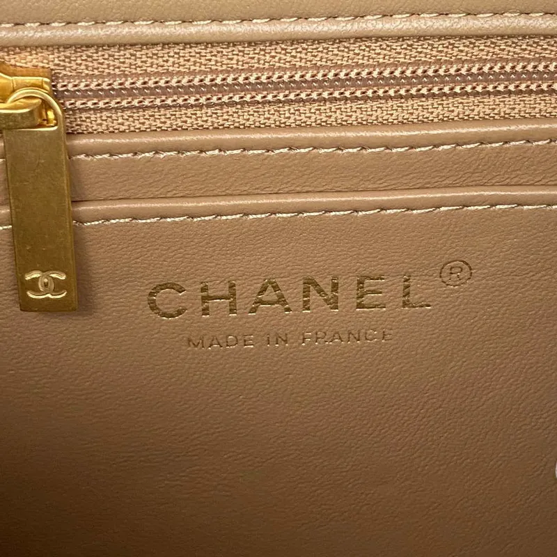Chanel AS2431 Mini klopná taška z hnědé jehněčí kůže s horním uchem, zlatá
