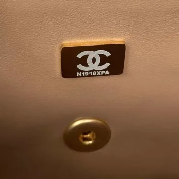Chanel AS2431 Mini klopná taška z hnědé jehněčí kůže s horním uchem, zlatá