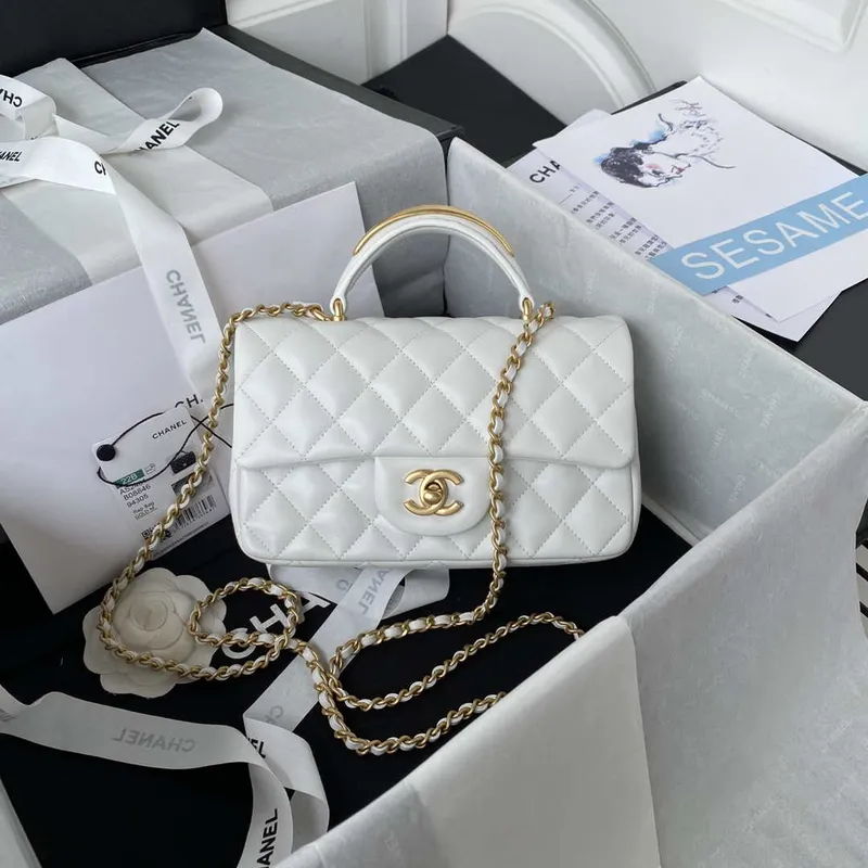 Chanel AS2431 Mini flap Bílá taška z jehněčí kůže s horním uchem Zlatá