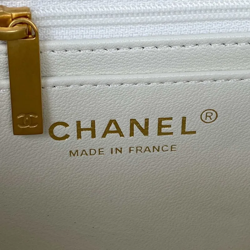 Chanel AS2431 Mini flap Bílá taška z jehněčí kůže s horním uchem Zlatá