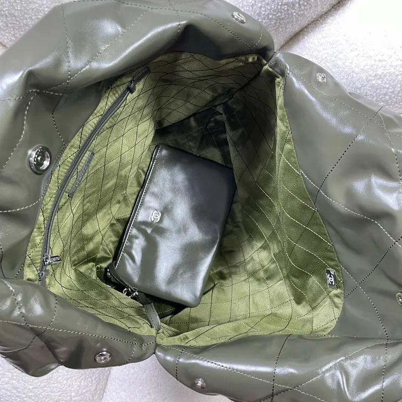 Chanel 22 Velká kabelka z lesklé telecí kůže AS3262 Tmavě zelená