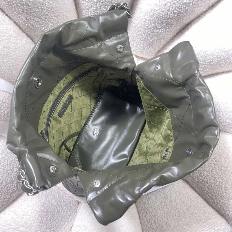 Chanel 22 Malá kabelka Lesklá telecí kůže AS3260 Tmavě zelená