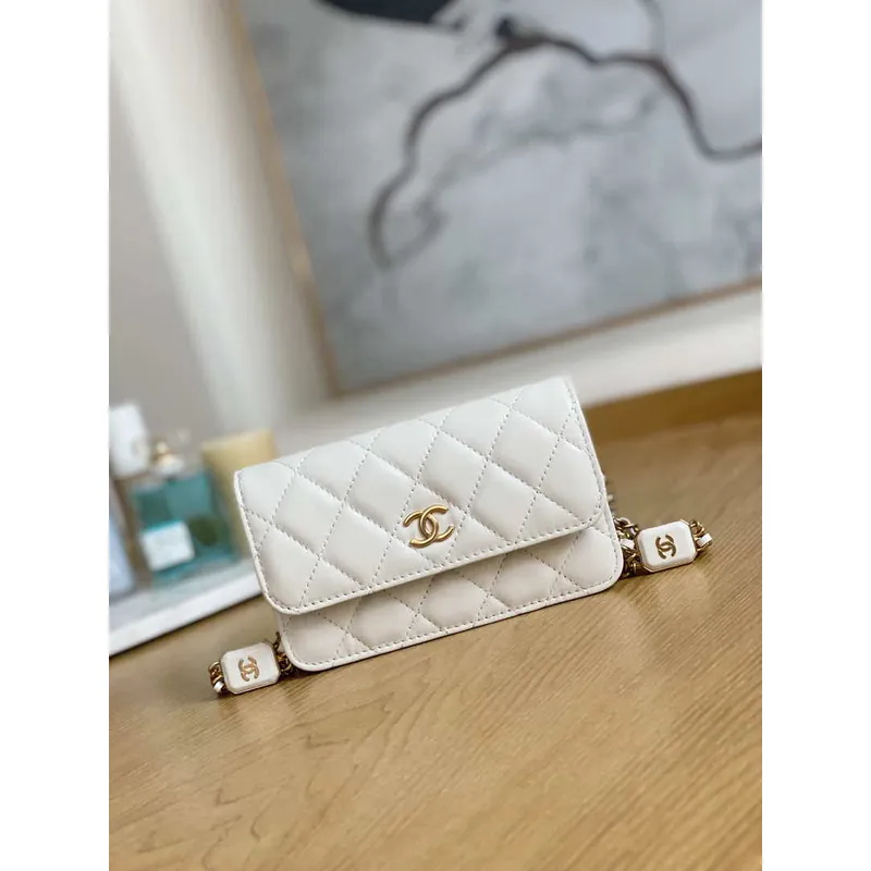 Chanel A68098 Mini taška s klopou z jehněčí kůže, onyxová, malá čtvercová taška pro letušky, bílá