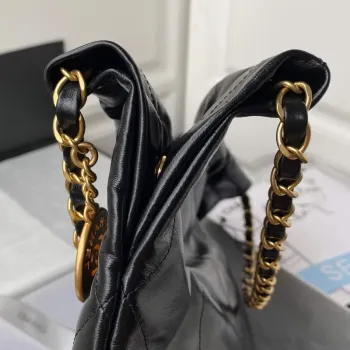 Chanel 22 Kabelka AS3261 Lesklá telecí kůže Zlatý kov Černé logo Bílá