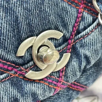 Chanel AS3187 22A Plážová mini sedlová taška z džínoviny Džínově modrá