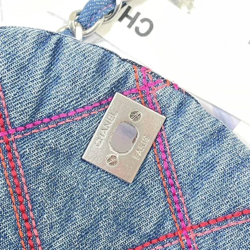 Chanel AS3187 22A Plážová mini sedlová taška z džínoviny Džínově modrá