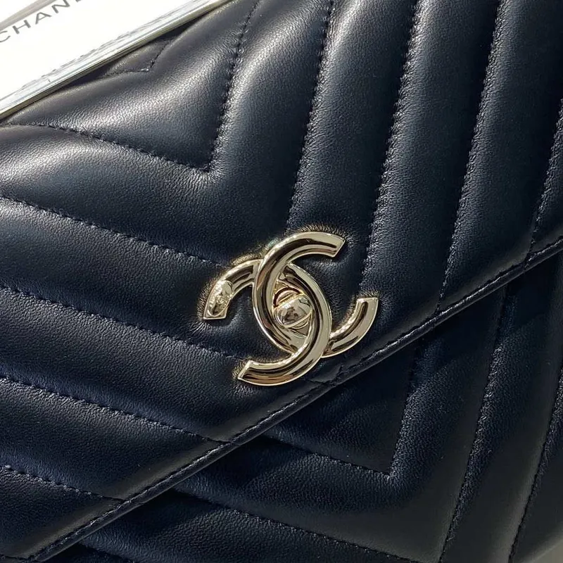 Chanel A92236 Kabelka s klopou a horním uchem, jehněčí kůže a zlatý kovový pásek, černá