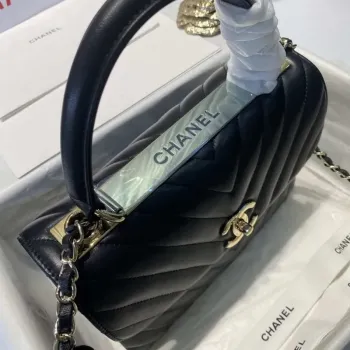 Chanel A92236 Kabelka s klopou a horním uchem, jehněčí kůže a zlatý kovový pásek, černá