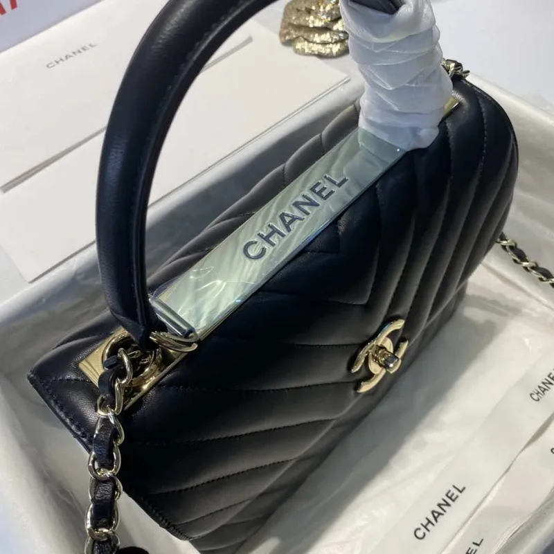 Chanel A92236 Kabelka s klopou a horním uchem, jehněčí kůže a zlatý kovový pásek, černá