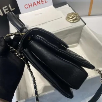 Chanel A92236 Kabelka s klopou a horním uchem, jehněčí kůže a zlatý kovový pásek, černá
