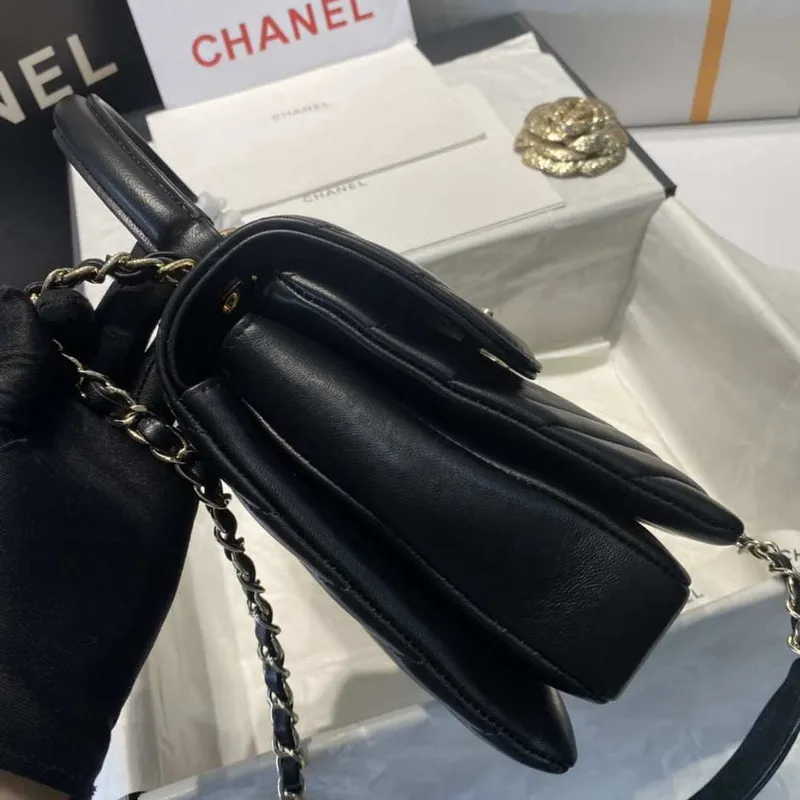 Chanel A92236 Kabelka s klopou a horním uchem, jehněčí kůže a zlatý kovový pásek, černá