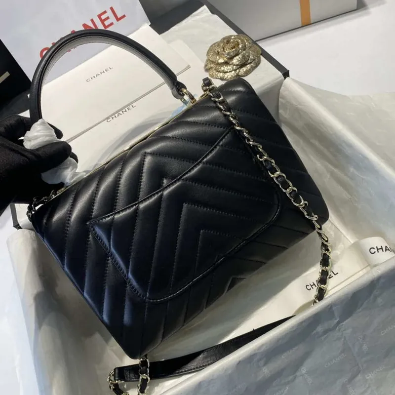 Chanel A92236 Kabelka s klopou a horním uchem, jehněčí kůže a zlatý kovový pásek, černá