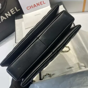 Chanel A92236 Kabelka s klopou a horním uchem, jehněčí kůže a zlatý kovový pásek, černá