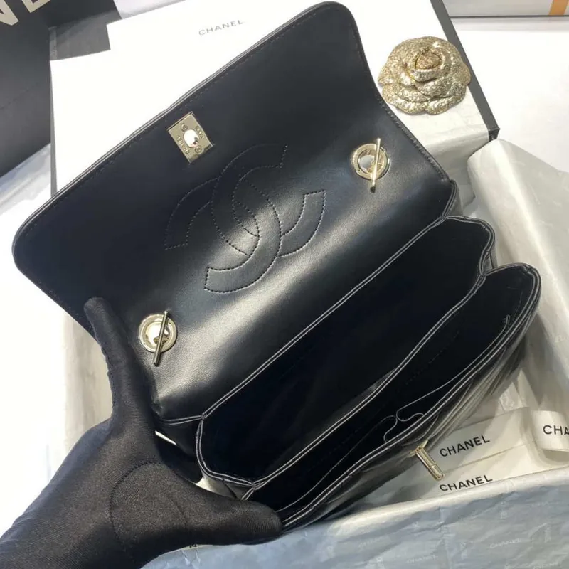 Chanel A92236 Kabelka s klopou a horním uchem, jehněčí kůže a zlatý kovový pásek, černá