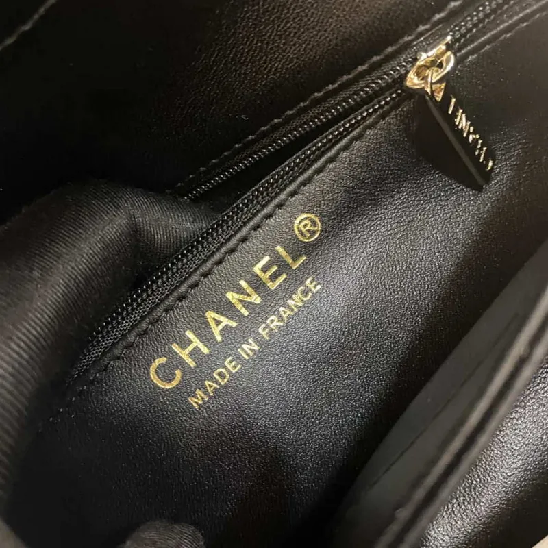 Chanel A92236 Kabelka s klopou a horním uchem, jehněčí kůže a zlatý kovový pásek, černá