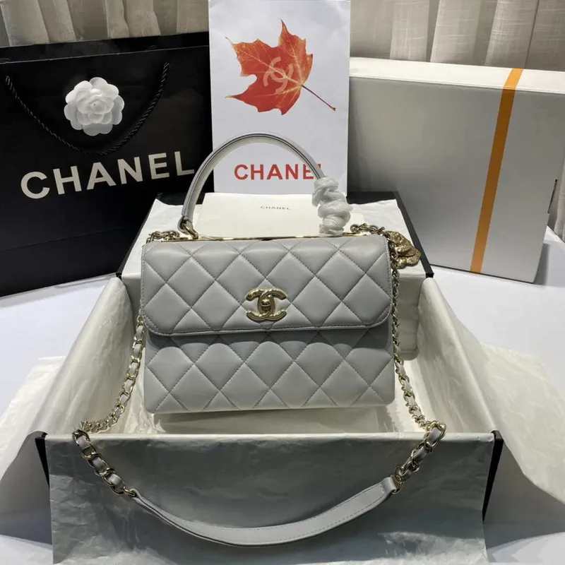 Chanel A92236 Taška s klopou a horním uchem, jehněčí kůže a zlatý kov, šedá