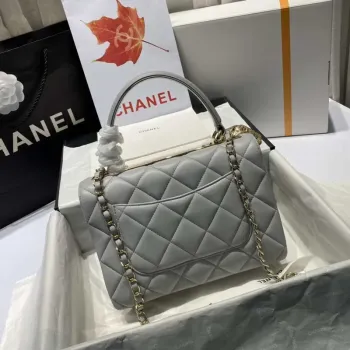 Chanel A92236 Taška s klopou a horním uchem, jehněčí kůže a zlatý kov, šedá