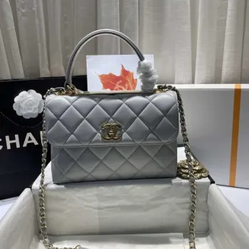 Chanel A92236 Taška s klopou a horním uchem, jehněčí kůže a zlatý kov, šedá