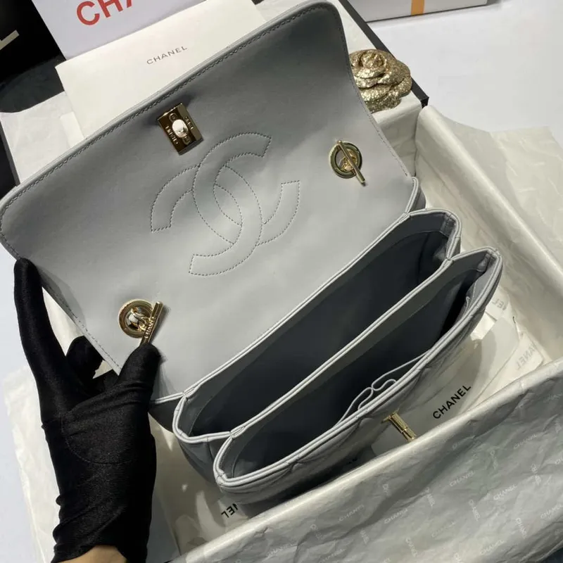 Chanel A92236 Taška s klopou a horním uchem, jehněčí kůže a zlatý kov, šedá