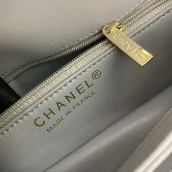 Chanel A92236 Taška s klopou a horním uchem, jehněčí kůže a zlatý kov, šedá