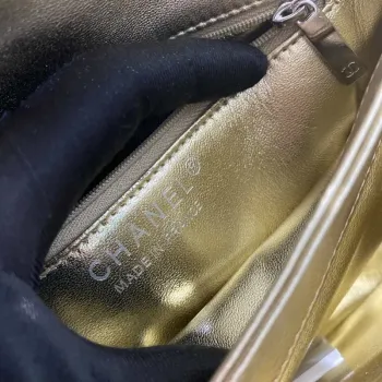 Chanel A92236 Kabelka s klopou a horním uchem, jehněčí kůže a zlatý kov