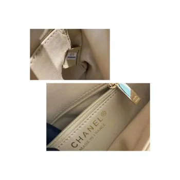 Chanel A92236 Kabelka s klopou a horním uchem z jehněčí kůže a zlatého kovu v barvě meruňky