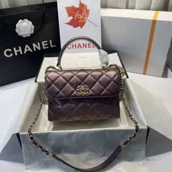 Chanel A92236 Kabelka s klopou a horním uchem, jehněčí kůže a zlatý kov, fialová