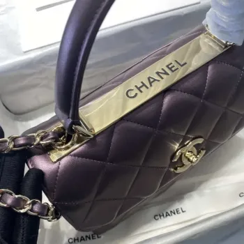 Chanel A92236 Kabelka s klopou a horním uchem, jehněčí kůže a zlatý kov, fialová